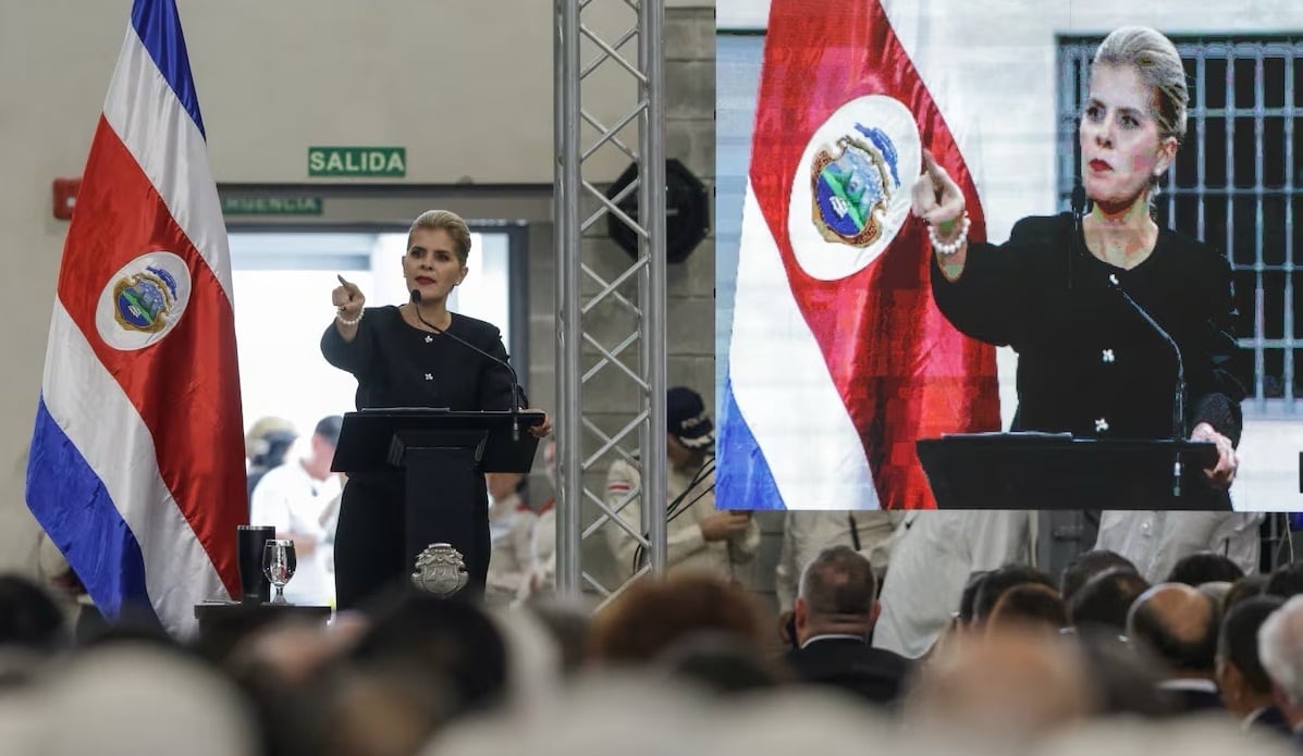 La presidenta de Costa Rica, Laura Fernández, durante la inauguración de la megacárcel destinada a los presos de mayor peligrosidad de su país. Foto: @CesiaMejiaHN en X.