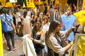 Realizan primer intercambio de ropa sustentable en Mall Portal Temuco junto a Paris y The Ropantic Show