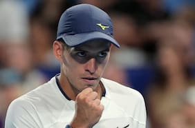 Va por el título en Auckland, está invicto este año y es pupilo de un chileno: Sebastián Báez sorprende al circuito