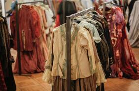 ¿Quieres vestirte como las estrellas? Teatro Municipal de Santiago abre sus puertas para venta de vestuario