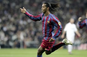 “Hoy se ve la magnitud de lo que pasó”: a 20 años del día que el Bernabéu aplaudió de pie a Ronaldinho en el Barcelona