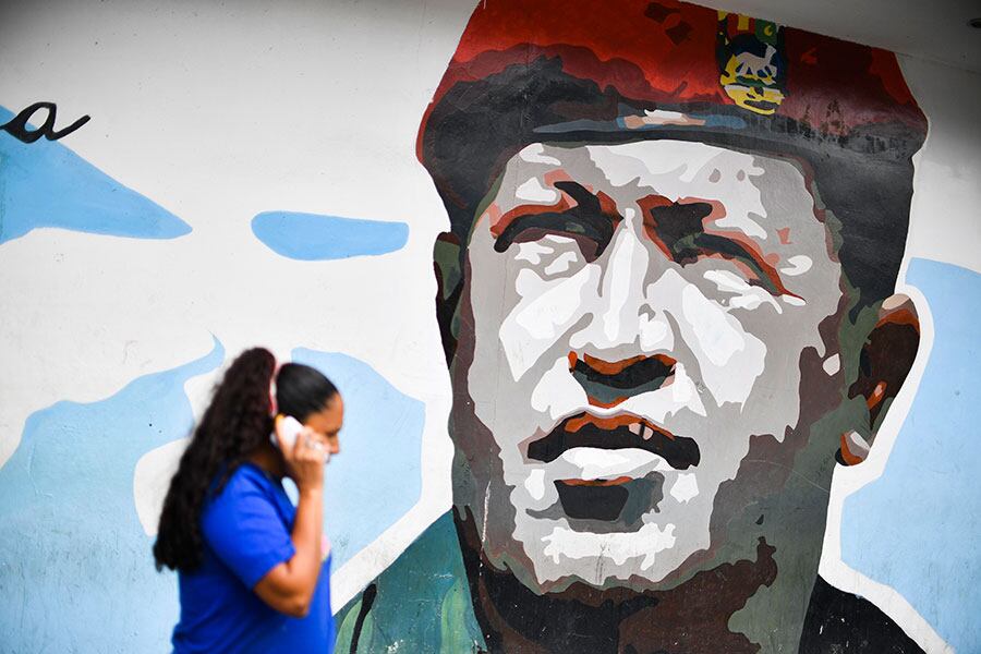 Un mural con una imagen del expresidente de Venezuela Hugo Chávez.