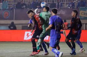 ¿Fue infracción? El gol anulado a Limache luego de un grosero error de Toselli