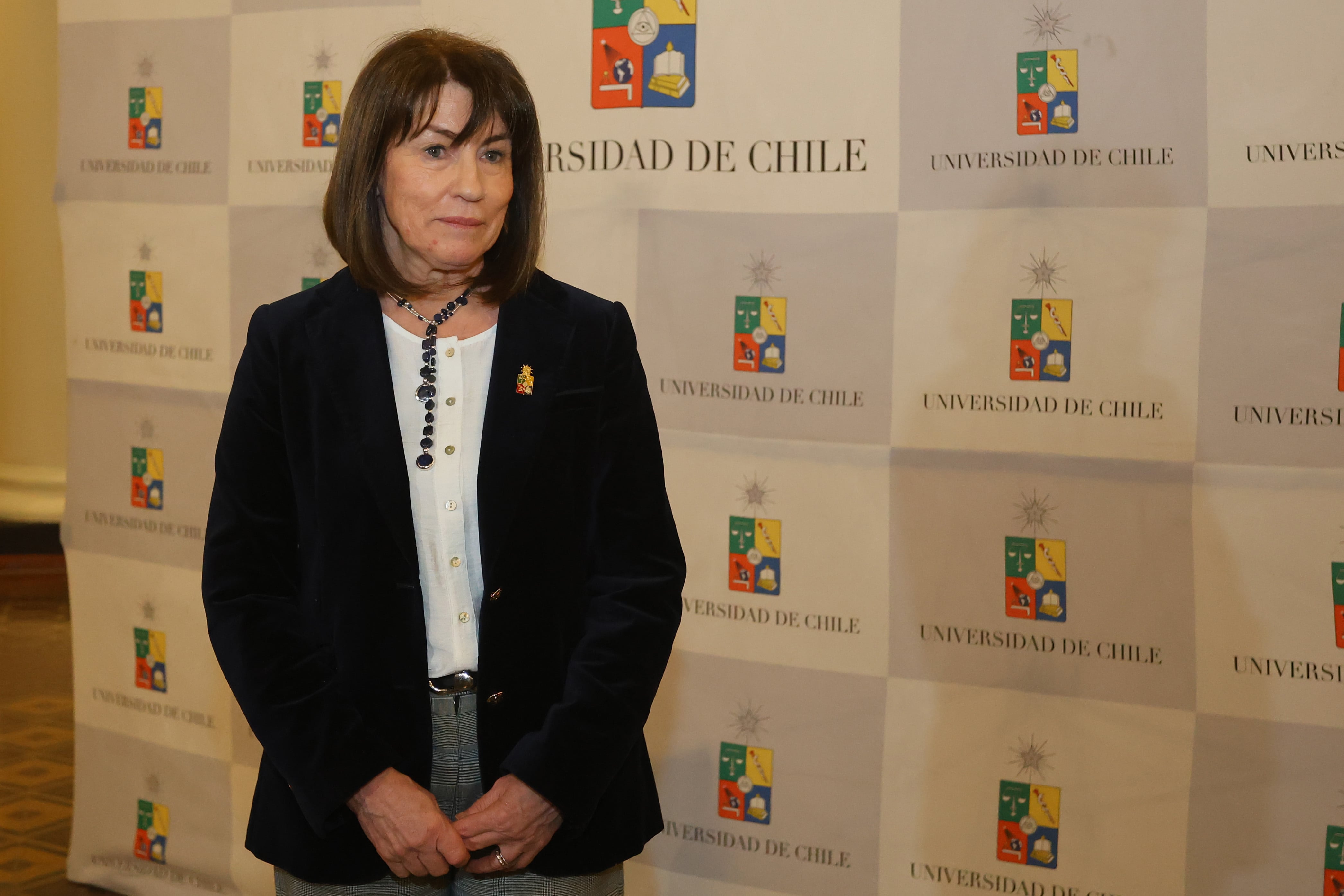 Rectora electa de la Universidad de Chile evalúa retirar el nombre y emblemas a Azul Azul