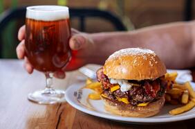 Estación Tropera: el bar y restaurante que te lleva a la Patagonia sin salir de Santiago