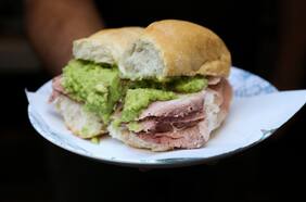 Inca de Oro: la sanguchería que es el secreto mejor guardado del centro de Santiago