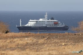Pasajeros de crucero con hantavirus desembarcan en Tenerife y presidente de Islas Canarias pone reparos por “roedores nadadores”