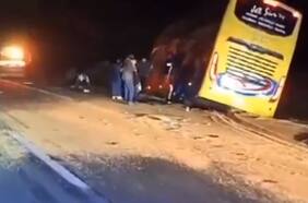 Choque entre bus de dos pisos y camión deja un fallecido y 20 heridos en Lautaro