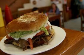 Los sánguches extra grandes y al estilo alemán de la Fuente Suiza