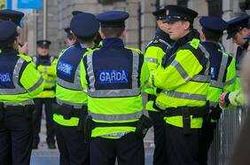 Miles de manifestantes protestan en Irlanda por la liberación de un militar que dio una paliza a una mujer