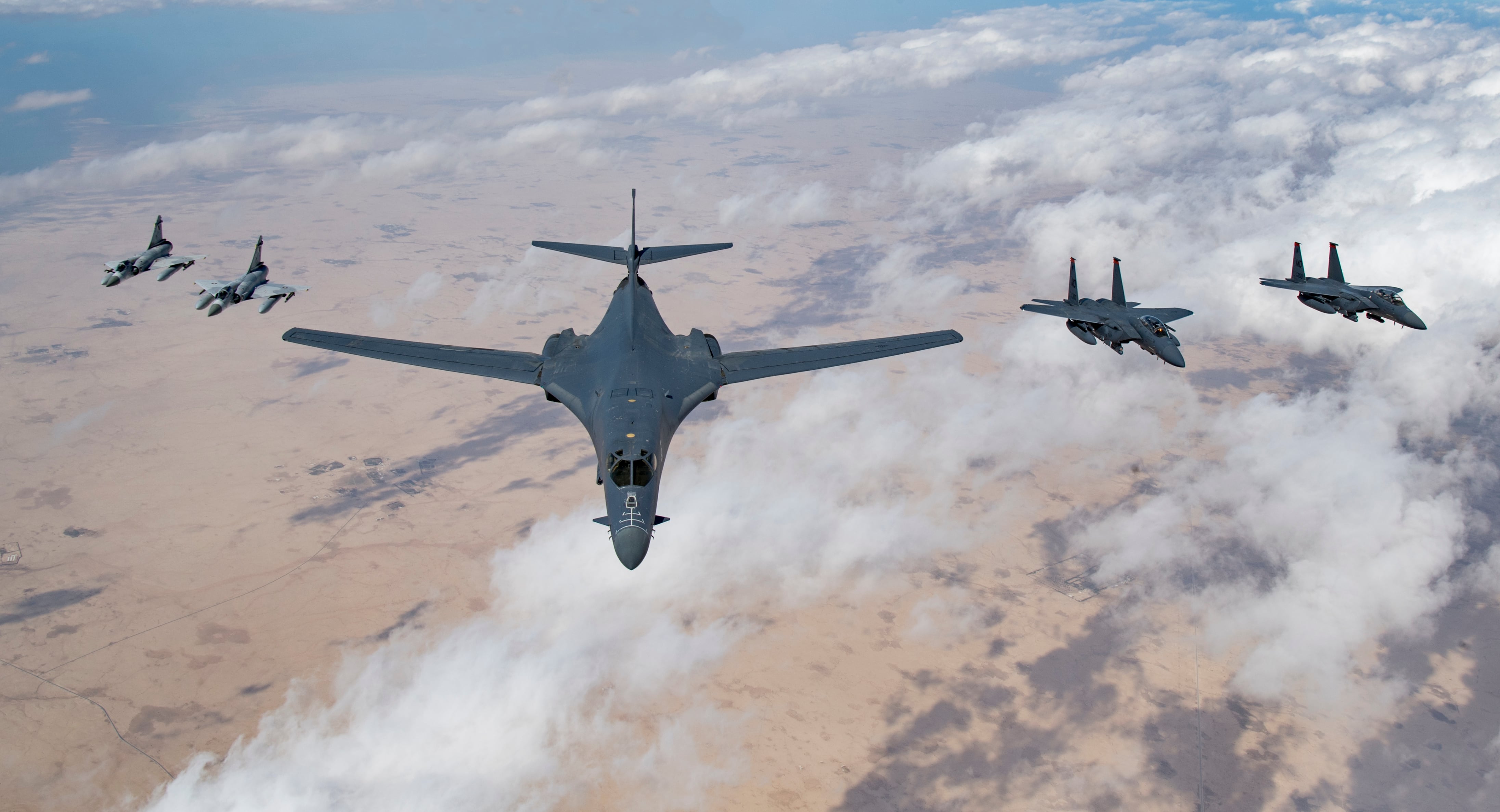 Bombarderos B-1B Lancer y F-15E vuelan en formación. Foto: U.S. Air Force.