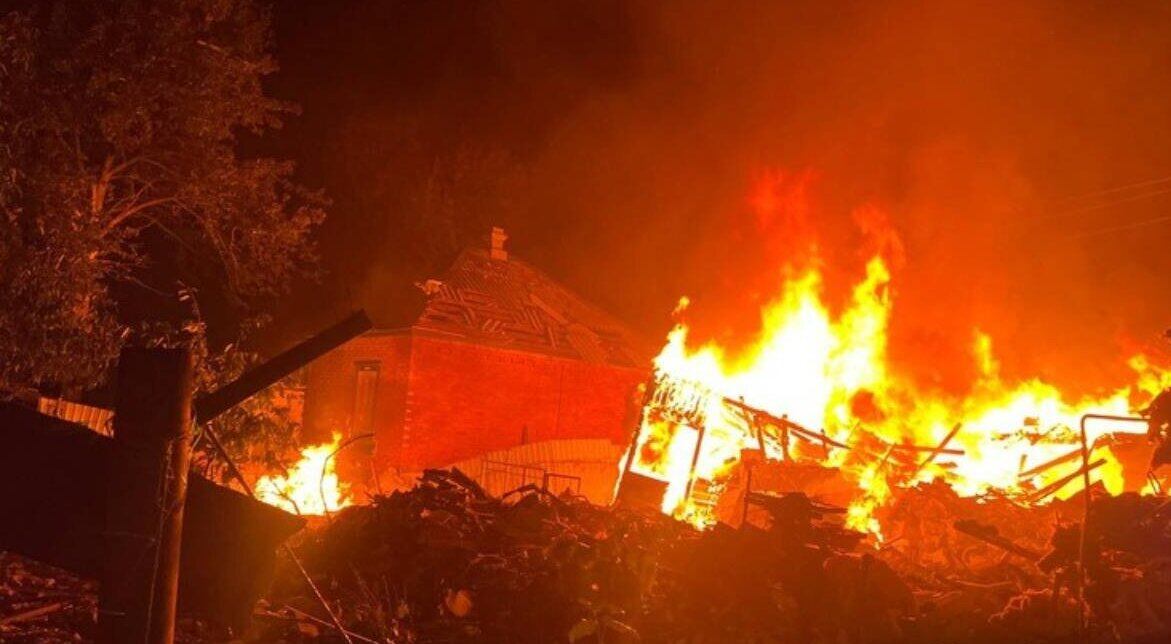 Al menos tres muertos deja ataque ruso a ciudad ucraniana de Chuguev en el marco de la visita de delegación de EE.UU. a Kiev