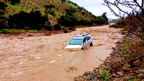 Minutos de terror: conductor fue arrastrado por la corriente del estero en Punitaqui