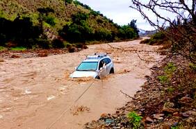 Minutos de terror: conductor fue arrastrado por la corriente del estero en Punitaqui