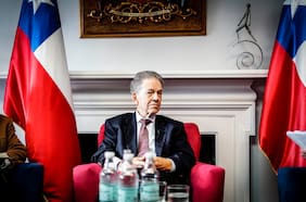 Autor de la curva de Laffer arenga al oficialismo a impulsar la economía: “Hagamos de Chile un ejemplo”