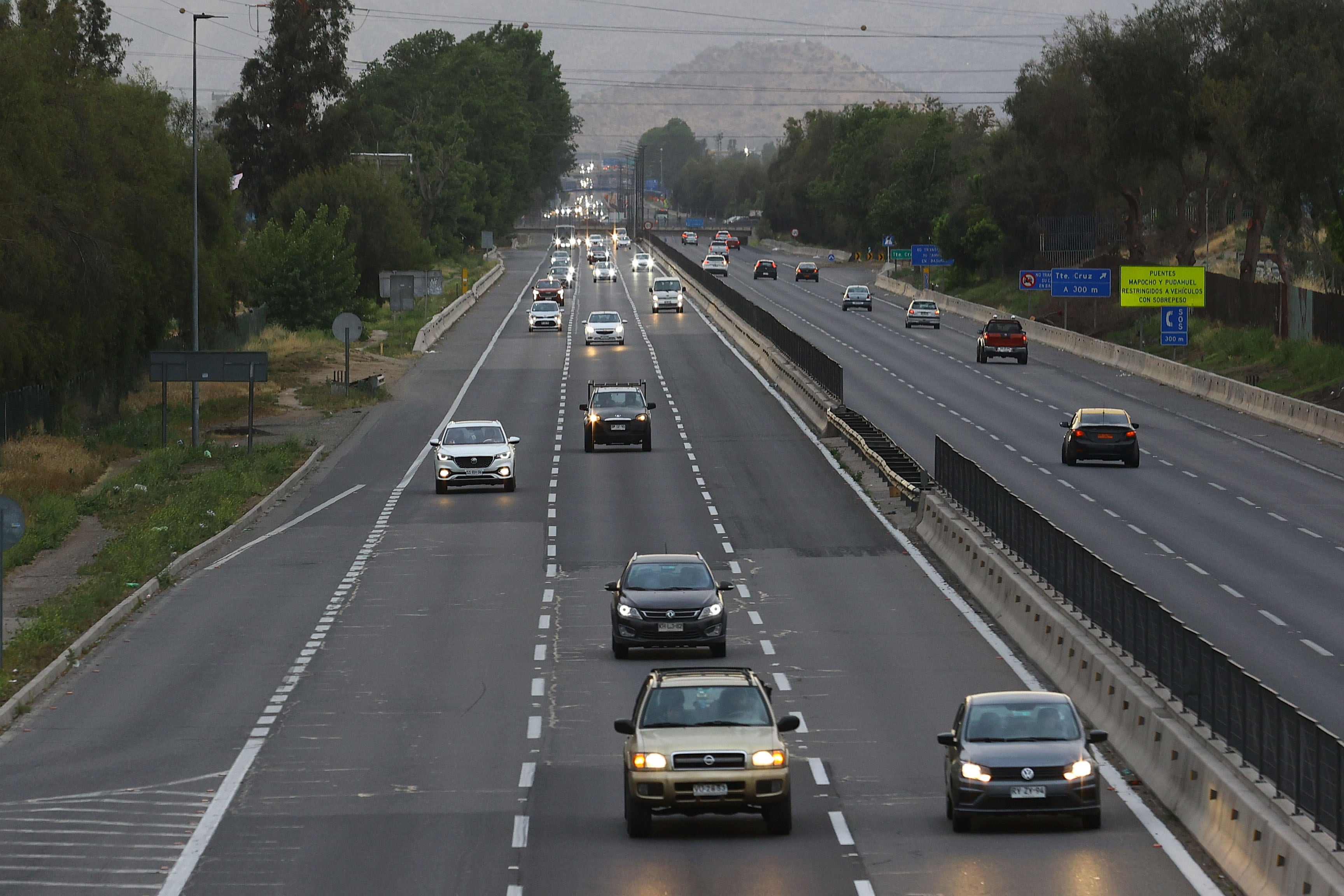 Fin de semana largo: Más de 140 mil vehículos ya han salido de Santiago