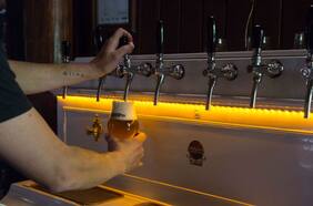El bar donde la cerveza artesanal se saca desde un piano