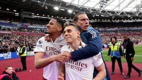 Con un gol agónico y una polémica en el cierre: Arsenal supera una dura prueba ante West Ham y sueña con la Premier