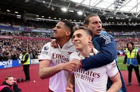 Con un gol agónico y una polémica en el cierre: Arsenal supera una dura prueba ante West Ham y sueña con la Premier