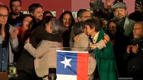 El sentido abrazo entre Jara, Tohá y Winter tras su triunfo en las primarias