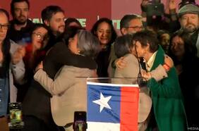 El sentido abrazo entre Jara, Tohá y Winter tras su triunfo en las primarias
