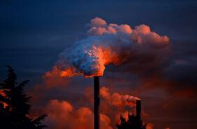 COP28 finaliza con histórico acuerdo para “abandonar” combustibles fósiles, aunque con dudas sobre cómo implementarlo