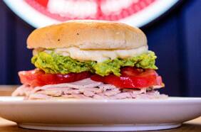 Pide sánguches a $ 4.990 y vota por el mejor con el concurso The Top Sándwich