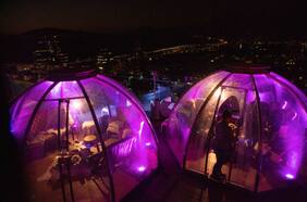 El bar con abrigados domos en el piso 21 de un edificio santiaguino