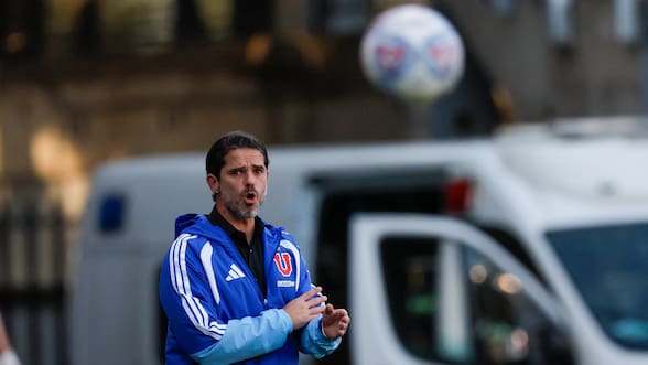 Sin goleador ni formación ideal: las sombras del método Gago que le penan a la U de cara al Clásico Universitario