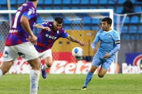 Con el árbitro de protagonista: la UC no disipa sus dudas y termina pidiendo la hora con el colista