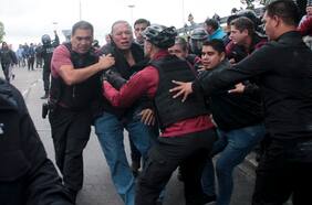 Agreden a ministro de seguridad de Buenos Aires en protesta de conductores de buses