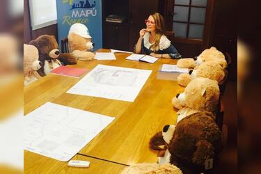 Un concejo municipal con osos de peluche y 1.000 collares Swarovski perdidos: la caída de Cathy Barriga y sus cuatro años en Maipú