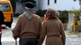 Especialistas alertan sobre los riesgos que enfrentan los adultos mayores durante el invierno