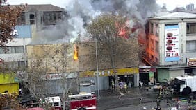 Incendio afecta locales comerciales del centro de Santiago