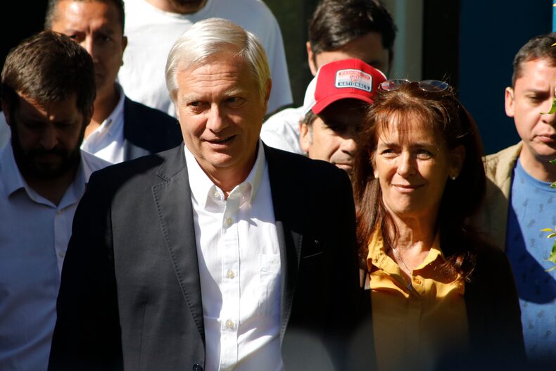 José Antonio Kast vota en Colegio Maria Ana Mogas en Paine