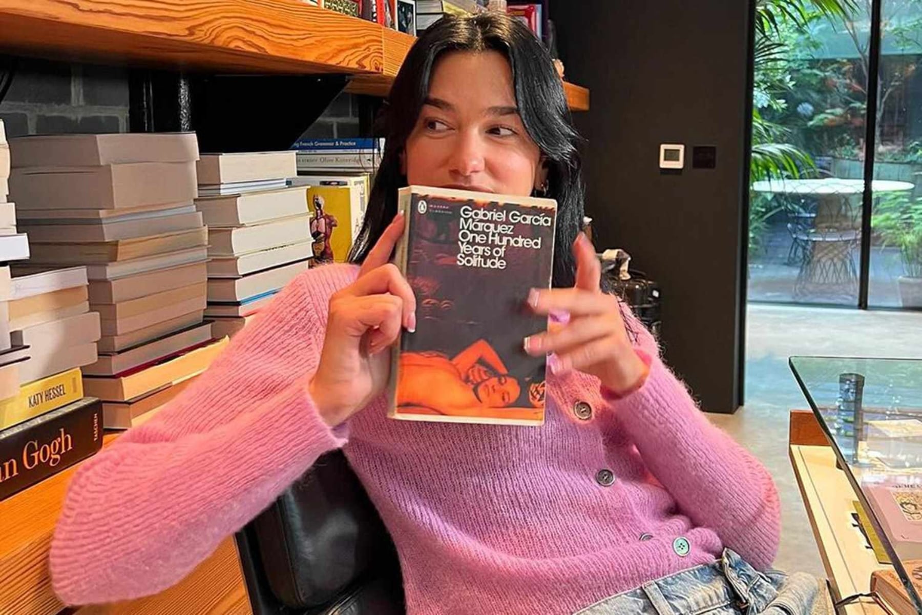 Dua Lipa cumple 30 y te dice exactamente qué libros leer en esta etapa