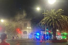 Reportan incendio en tercer piso de casona en el centro de Santiago: dos personas fallecieron