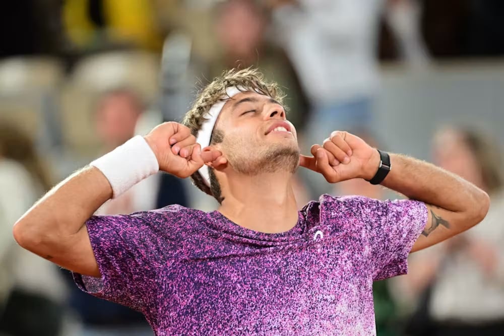 Flavio Cobolli derriba a Felix Auger-Aliassime y asegura a un finalista italiano en Roland Garros