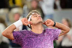 Flavio Cobolli derriba a Felix Auger-Aliassime y asegura a un finalista italiano en Roland Garros