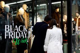 Campaña gubernamental contra el consumismo en el Black Friday desata ira de comerciantes en Francia
