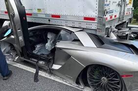 ¿Cómo termina este Lamborghini debajo de un camión de 18 ruedas?