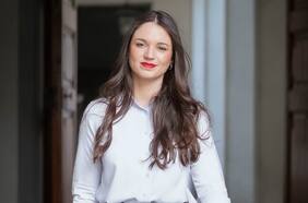 “La profesora” Irina Karamanos: los detalles (y el precio) de su taller sobre “estudios de la discriminación”