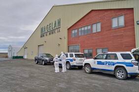 Dos trabajadores fallecieron y otros dos resultaron heridos tras accidente químico en planta de algas en Porvenir