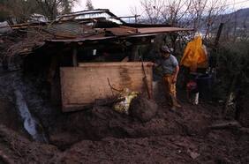 Deslizamiento de tierra provoca derrumbes y grietas en viviendas de San Rosendo tras sistema frontal: 74 presentan daños