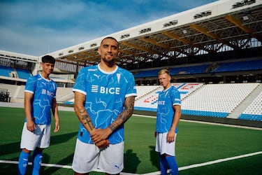 Universidad Católica presenta su tercera camiseta para la temporada 2026