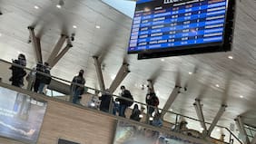 Tráfico aéreo de pasajeros en el aeropuerto de Santiago vuelve a caer en enero y acumula seis meses a la baja