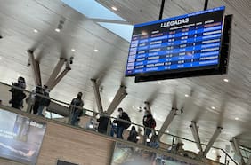 Tráfico aéreo de pasajeros en el aeropuerto de Santiago vuelve a caer en enero y acumula seis meses a la baja