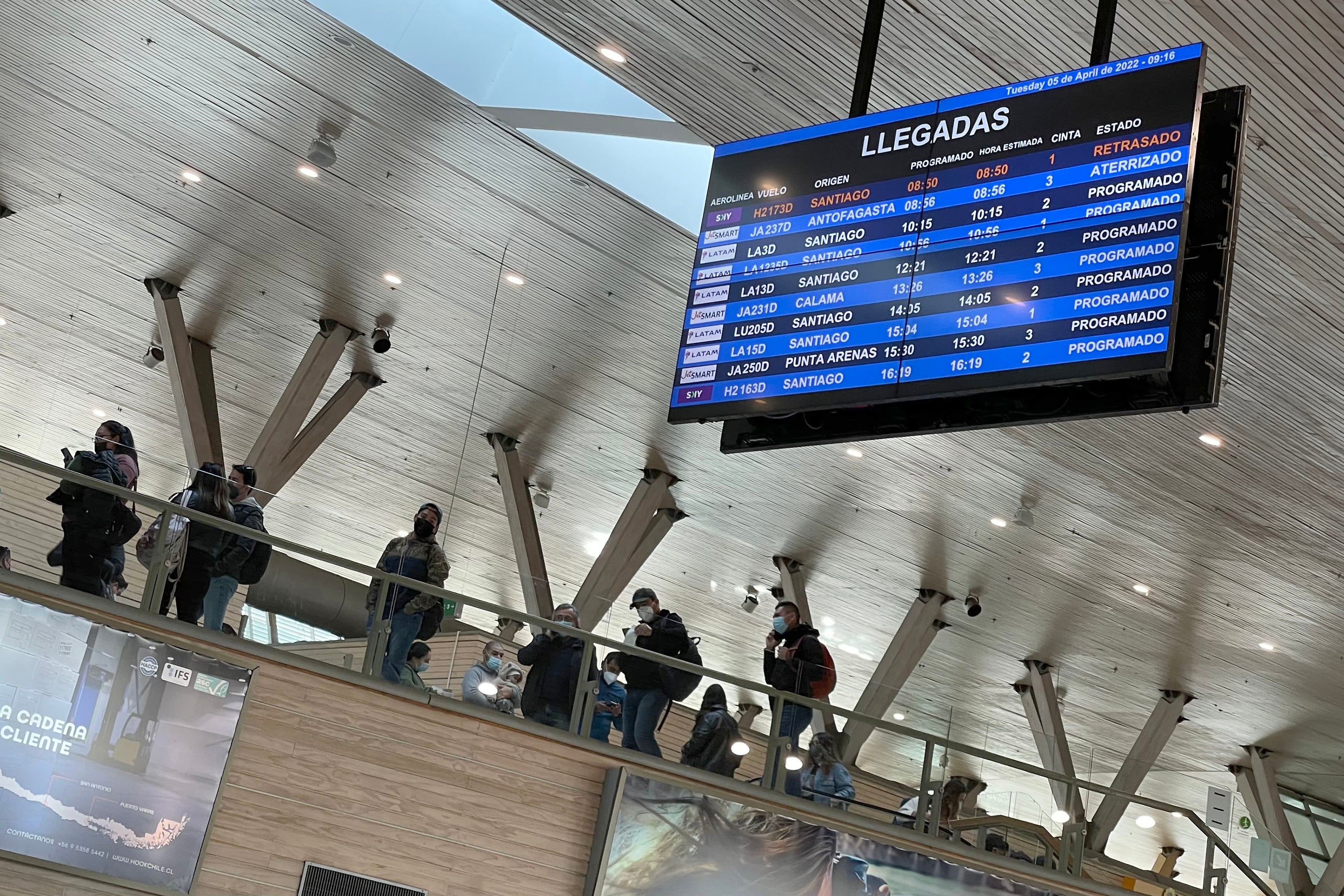 La caída del tráfico de pasajeros aéreos en Santiago no da tregua y acumula 10 meses a la baja