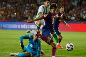 En el día del cumpleaños 70 de Pellegrini: el Betis sufre una humillante derrota con el Barcelona