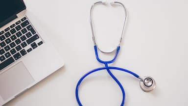 Tras un año de denuncia de Contraloría: licencias médicas se desploman 22% a mayo y caída la empujan las por trastornos mentales